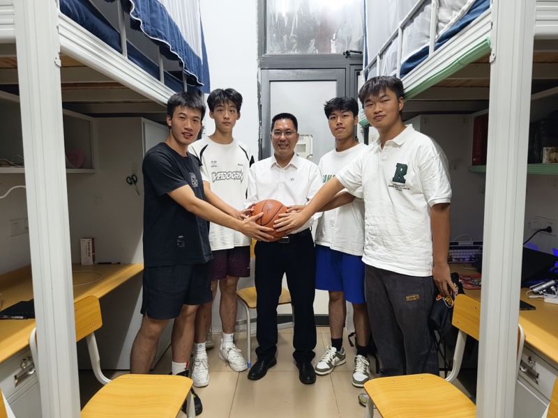 3李國章書記將自己珍藏的籃球贈予510宿舍的同學(xué)們.jpg
