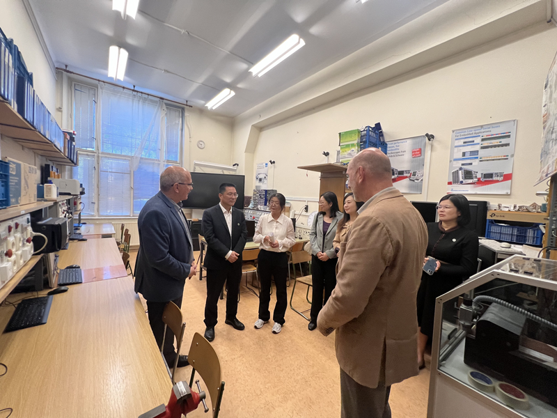 6 參觀塞格德機電學院實踐基地.JPG