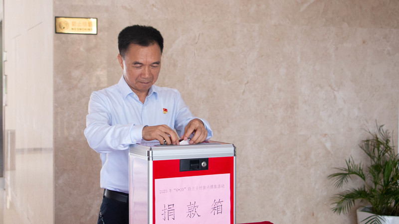 學(xué)校領(lǐng)導(dǎo)帶頭捐款_副本.jpg