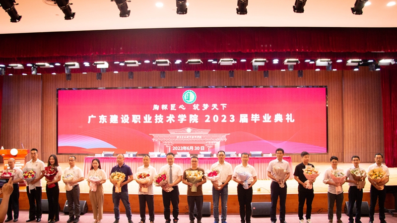 畢業(yè)生代表獻(xiàn)花 致謝師恩2.jpg