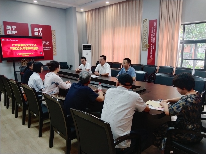 李國章書記與優(yōu)秀、困難教職工座談.jpg