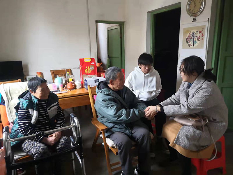 機電學(xué)院走訪慰問困難學(xué)生.jpg