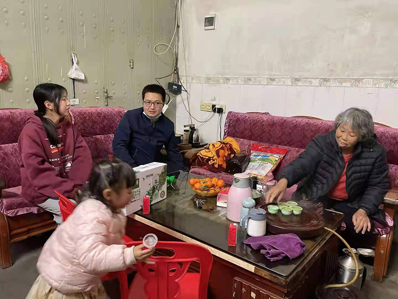 外語學(xué)院走訪慰問困難學(xué)生1.jpg