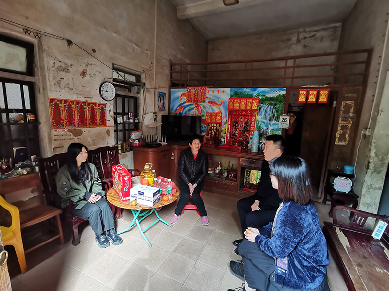 資助管理中心走訪慰問困難學(xué)生1.jpg