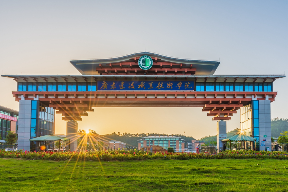 2,、清遠(yuǎn)校區(qū)大門（作者：葉楚懷）—藍(lán)瓦朱檐斗拱合,，雕梁承韻續(xù)華章。清遠(yuǎn)校區(qū)大門大氣磅礴,，造型獨(dú)特,，體現(xiàn)了嶺南古建筑文化的傳承和現(xiàn)代建筑藝術(shù)的有機(jī)結(jié)合?！昂稀弊中ｉT造型既反映傳統(tǒng)建筑技藝,，又展示時(shí)代特色及建筑類高職院校的辦學(xué)特長。.jpg