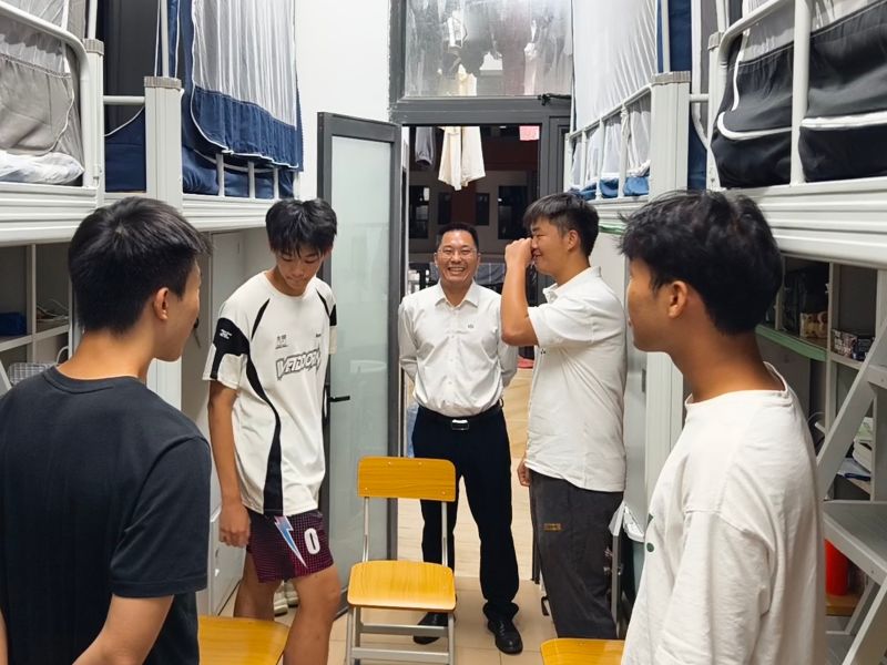 1李國章書記走進C130510學(xué)生宿舍.jpg