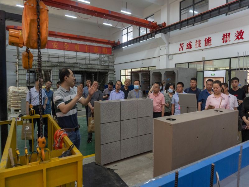 5參觀我校國家級裝配式建筑生產(chǎn)性實訓(xùn)基地.jpg