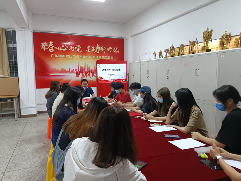 應(yīng)用外語學(xué)院給學(xué)生講解疫情防控知識(shí).jpg