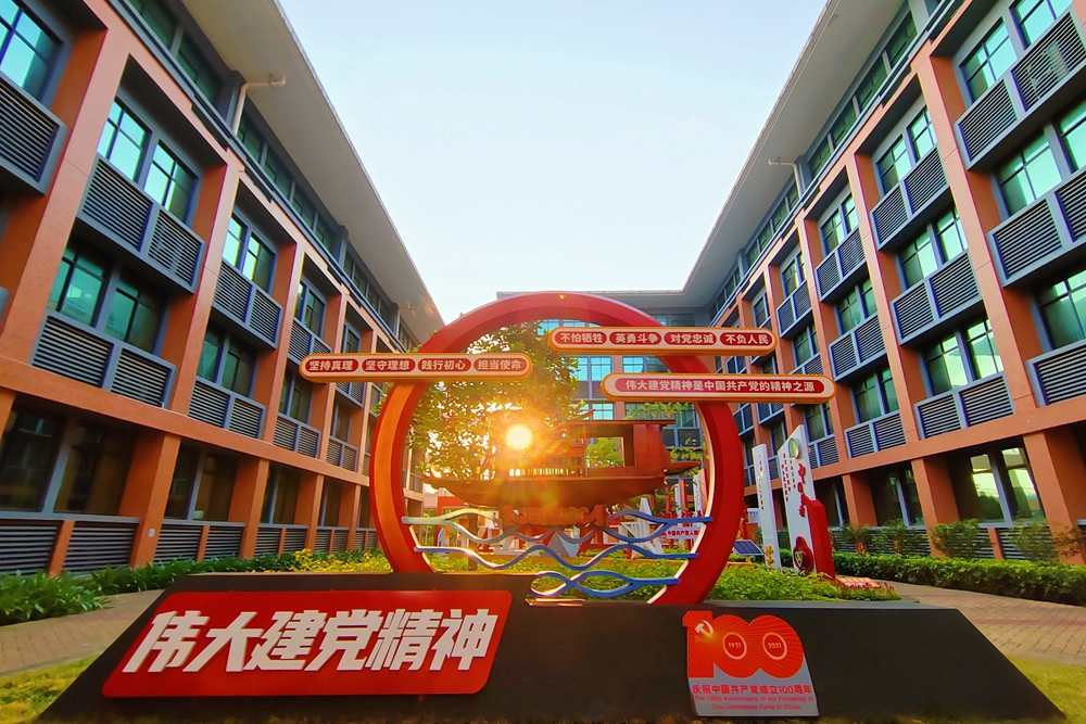 10,、中國共產(chǎn)黨人精神譜系教育基地（作者：宣傳統(tǒng)戰(zhàn)部）—黨無精神不興,，人無精神不立。在清遠(yuǎn)校區(qū)二號實訓(xùn)樓中庭的中國共產(chǎn)黨人精神譜系教育基地,，按中宣部發(fā)布的第一批中國共產(chǎn)黨人精神譜系為主要內(nèi)容，通過立體雕塑與實體展覽相結(jié)合,，打造沉浸式黨史學(xué)習(xí)教育基地和大學(xué)生思想政治教育行走的思政課堂,。.jpg