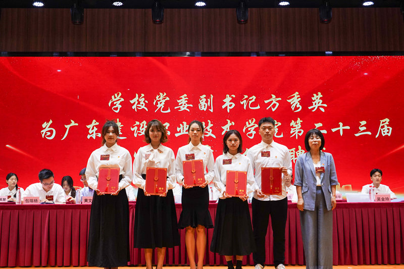 為二十三屆主席團(tuán)成員頒發(fā)聘書_副本.jpg