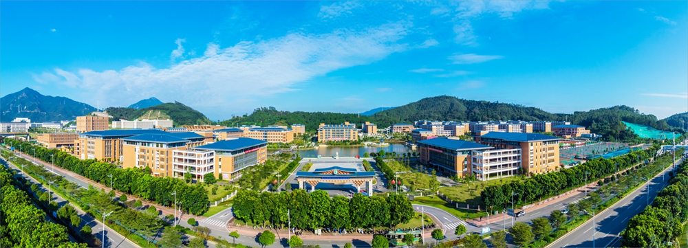 1、清遠(yuǎn)校區(qū)全景（作者：陳錦浩）—求知成才理想之所,，師生幸福樂業(yè)之地,。清遠(yuǎn)新校區(qū)建設(shè)總投資額17.5億元，2017年9月開始建設(shè),，2021年12月全面建成,。清遠(yuǎn)新校區(qū)以“特色校園、文化校園,、智慧校園,、生態(tài)校園”為建設(shè)理念,，依山傍水,，天造地設(shè)，被“南方+”評(píng)為省職教城“最美校園”,。.jpg