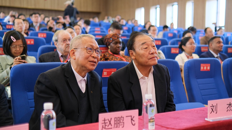 4中國建設(shè)教育協(xié)會(huì)理事長劉杰、中國特色學(xué)徒制教學(xué)指導(dǎo)委員會(huì)主任委員趙鵬飛教授出席會(huì)議.jpg