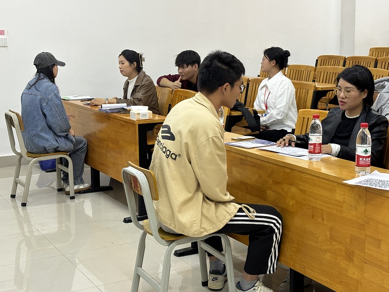 面試現(xiàn)場.jpg