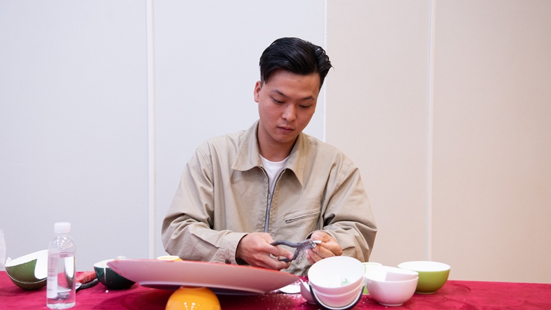 13許銘泰現(xiàn)場表演嵌瓷技藝.jpg