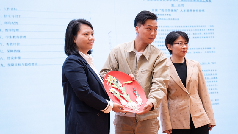 14許銘泰現(xiàn)場表演嵌瓷技藝.jpg