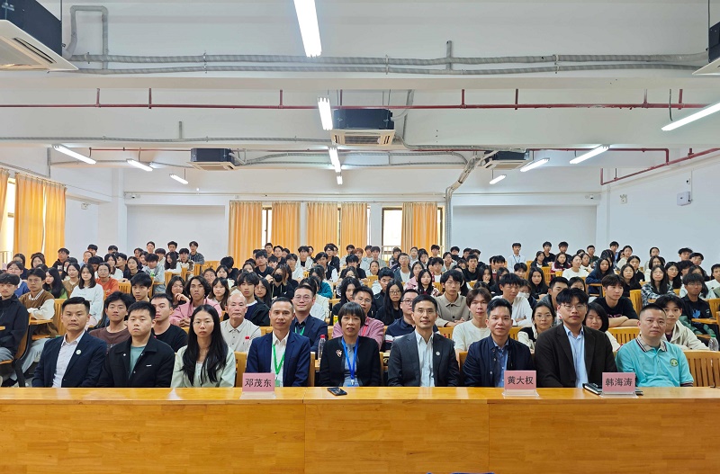 優(yōu)秀校友大講壇活動合照.jpg