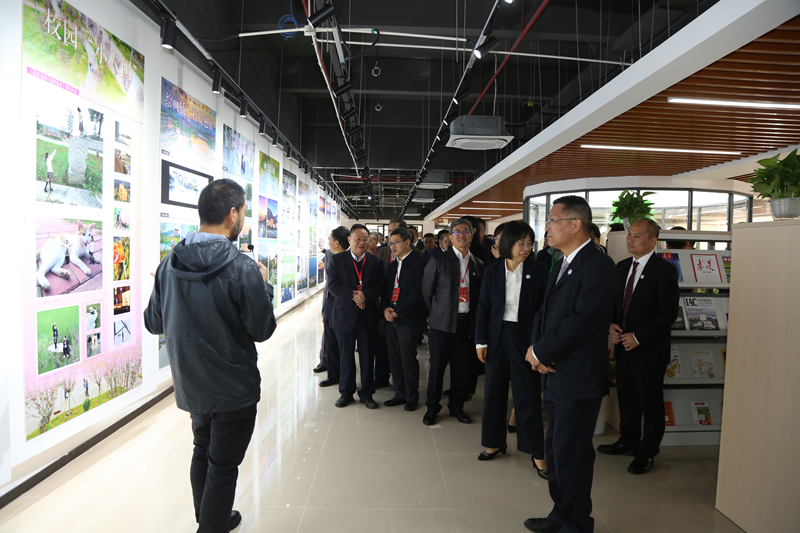 19.參觀師生校園藝術(shù)設(shè)計(jì)作品展.JPG