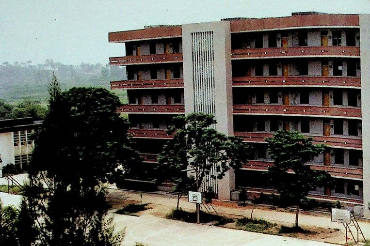 1987年,，第一棟學(xué)生宿舍樓落成.png