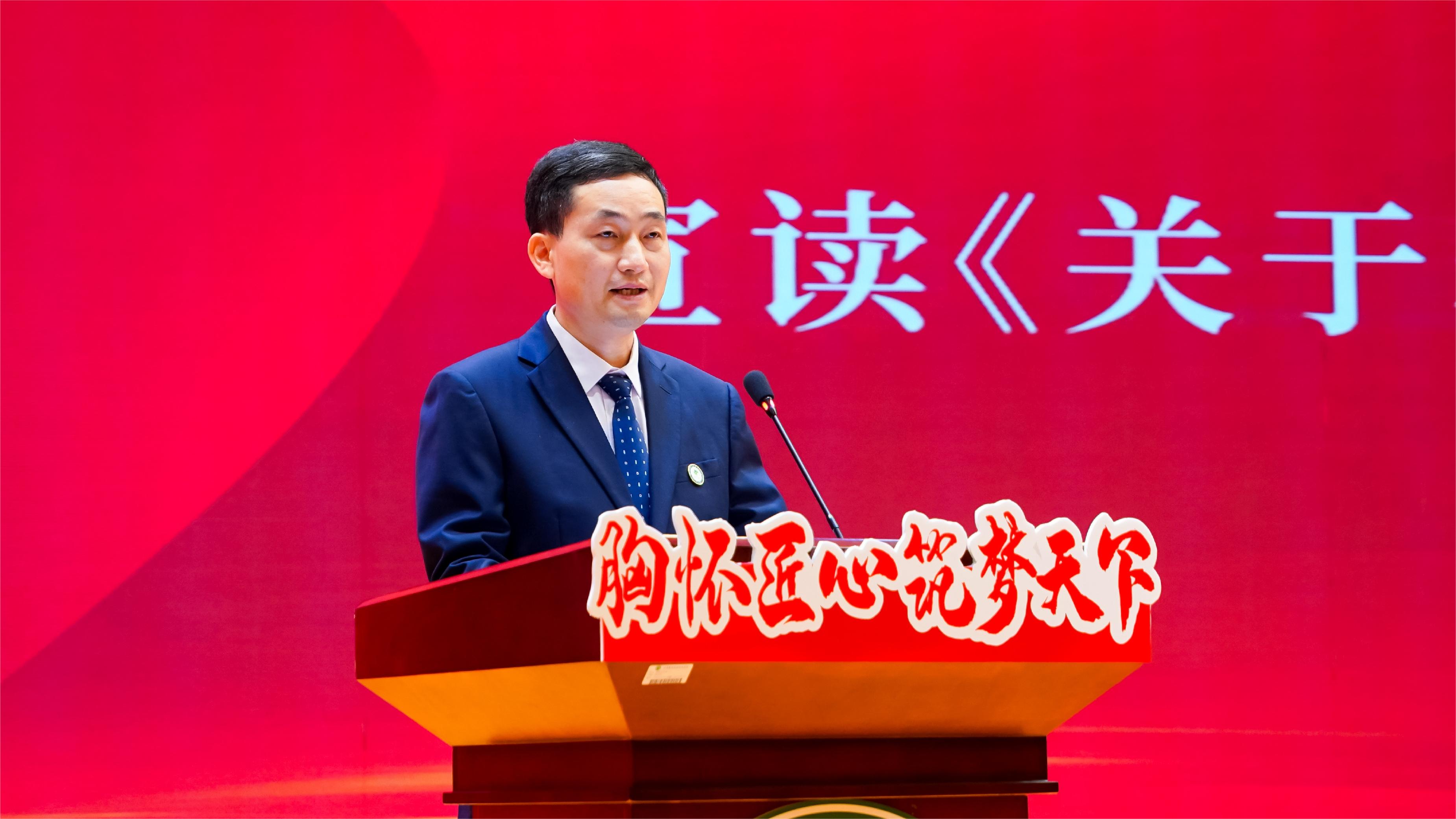 副校長陳光榮宣讀《關(guān)于表彰2025屆優(yōu)秀畢業(yè)生的決定》.JPG