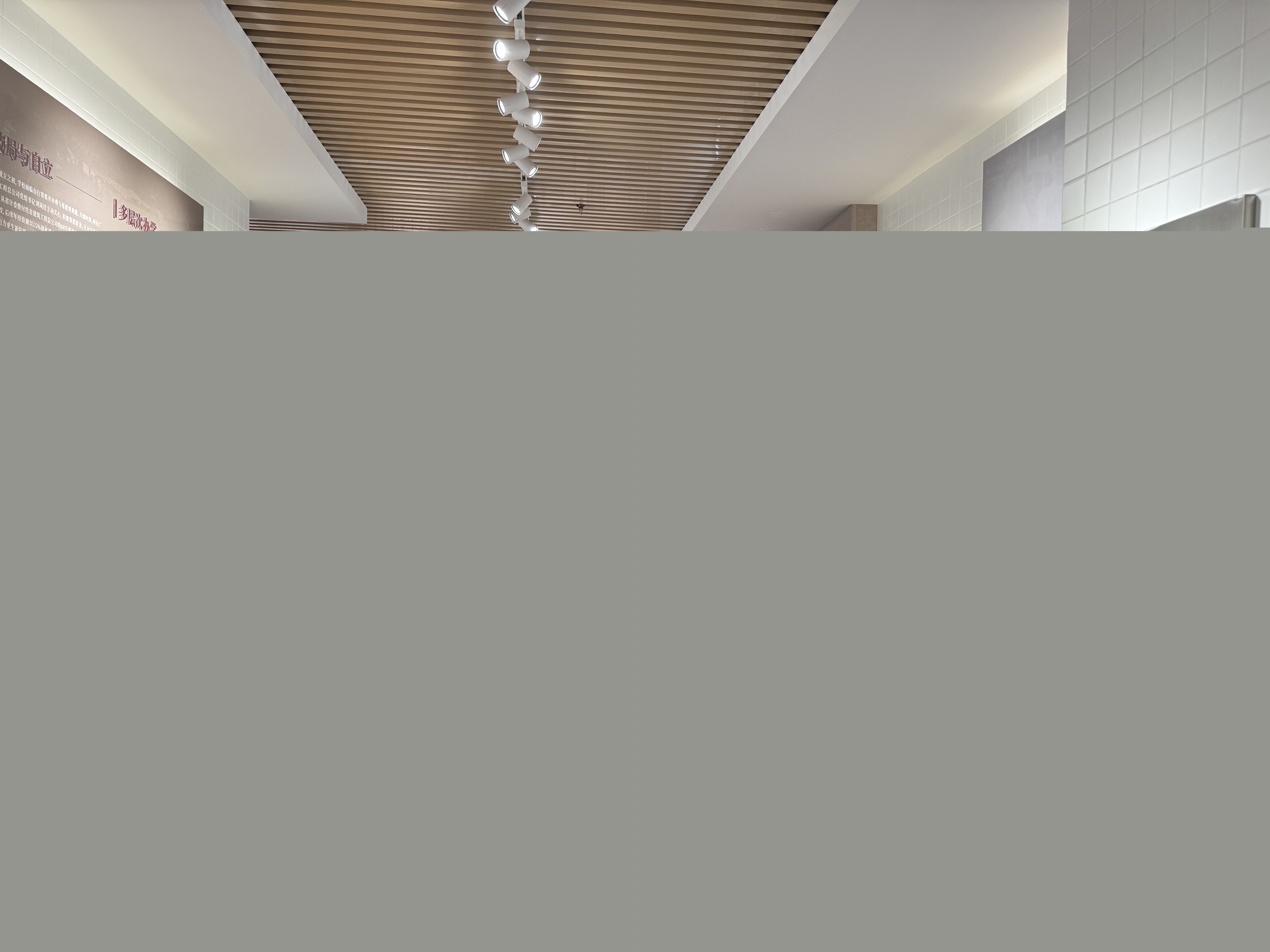 教務(wù)部黨支部黨員參觀校史館.jpg